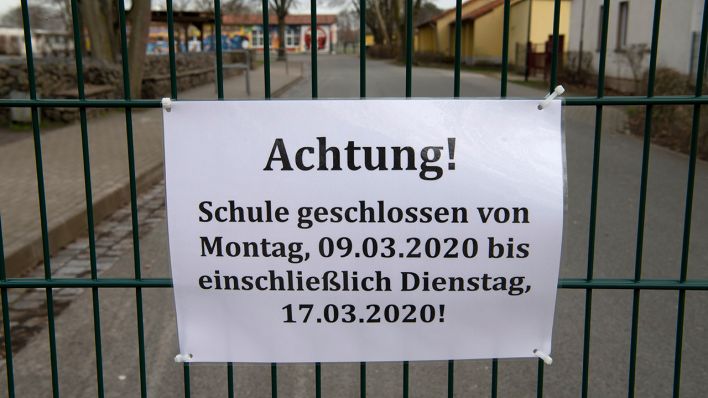 08.03.2020, Brandenburg, Neustadt (Dosse): Ein Schild mit der Aufschrift "Achtung! Schule geschlossen" hängt an einem Tor der Prinz-von-Homburg-Schule (Quelle: dpa/Paul Zinken)