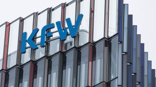 Das Logo der KfW auf der Zentrale in Frankfurt am Main (Quelle: DPA/Frank Rumpenhorst)