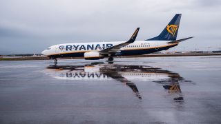 Symbolbild: Eine Ryanair-Maschine steht auf dem Rollfeld am Flughafen. (Quelle: dpa/A. Arnold)