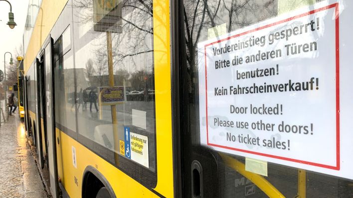 Ein Hinweisschild auf dem Linienbus M29 der BVG weist die Fahrgäste daraufhin, die hinteren Türen zum Einsteigen zu nutzen (Quelle: DPA/Kay Nietfeld)