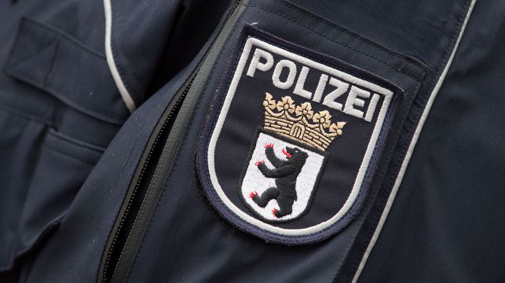 Das Wappen der Berliner Polizei an einer Polizeijacke. (Quelle: dpa/Tim Brakemeier)