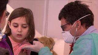 Kinderarzt Dr. Wienhold untersucht eine Patientin
