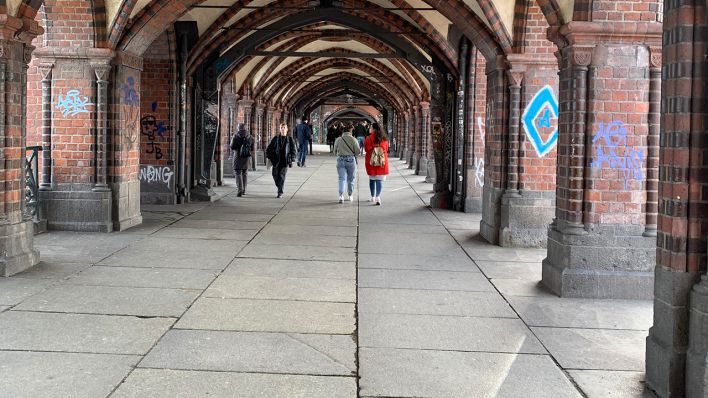 Vereinzelt laufen Menschen am 15.03.2020 über die Oberbaumbrücke in Berlin. (Quelle: rbb/Martina Schrey)