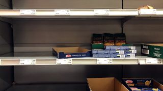 Im Supermarkt sind mehrere Regal beinahe leer gekauft (Bild: rbb24)