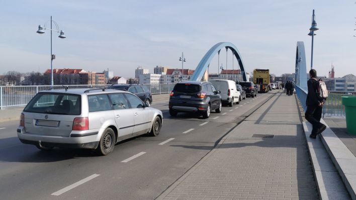Autos rollen wieder über die Stadtbrücke von Frankfurt (Oder) nach Slubice (Quelle: rbb/Thomas Reinke)