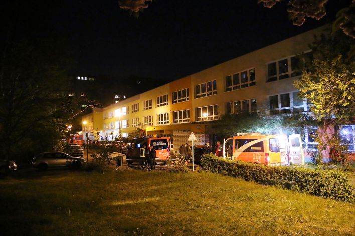 Aufgrund eines Corona-Ausbruchs in einer Seniorenwohnanlage Fennpfuhl, Berlin-Lichtenberg, wurden am 28.04.2020 73 Menschen in Krankenhäuser gebracht. (Quelle: Morris Pudwell)