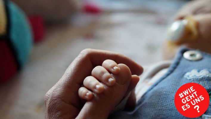 Mutter hält Hand ihres Babys (Quelle: Werner Bernstädt) Mutter hält Hand ihres Babys (Quelle: Werner Bernstädt)
