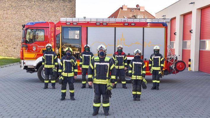 Löschzugführer Stephan Kranig von der Freiwilligen Feuerwehr in Werder mit seinem Team (Quelle: Patrick Plönnig)