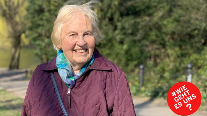 Seniorin Karin R. aus Berlin beim Spaziergang (Quelle: Privat)