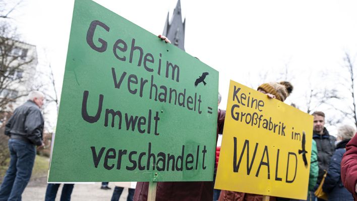Demonstranten halten auf einer Demo gegen die geplante Tesla-Fabrik in Grünheide (Quelle: dpa/Fabian Sommer)