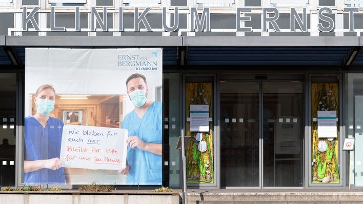 Am Eingangsbereich des Klinikums Ernst von Bergmann in Potsdam hängt am 01.04.20120 ein Plakat. (Bild: dpa/Soeren Stache)