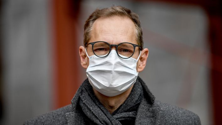 Berlins Regierender Bürgermeister Michael Müller trägt eine Atemschutzmaske (Bild: dpa/Britta Pedersen)