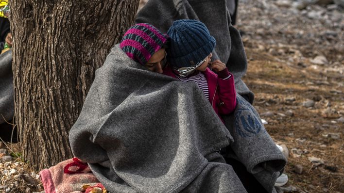 Migranten aus Afghanistan sitzen am 28.02.2020 auf der griechischen Insel Lesbos am Strand. (Quelle: dpa/Angelos Tzortzinis)