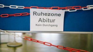 "Ruhezone Abitur Kein Durchgang" steht auf einer Absperrung in einer Schule. (Quelle: dpa/Ole Spata)