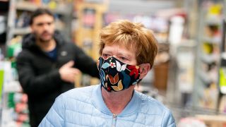 Eine Kundin kauft am 21.04.2020 mit Mund-Nasenschutz in einem Berliner Supermarkt ein. (Quelle: dpa/Kay Nietfeld)