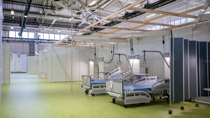Leere Betten stehen am 24.04.2020 im neuen Corona-Behandlungszentrum Jaffestraße in Berlin (Bild: dpa/Michael Kappeler)