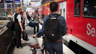 Eine junge Frau besteigt einenRegionalzug in Berlin