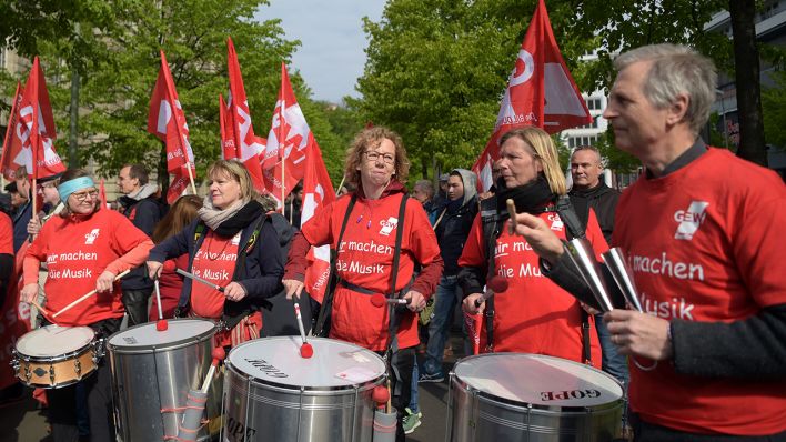 Symbolbild/Archiv - Mitglieder des Deutschen Gewerkschaftsbundes (DGB) demonstrieren am 1. Mai in Berlin (Bild: dpa/Monika Skolimowska)