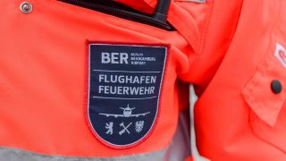 Symbolbild: Das Logo der BER Berlin Brandenburg Airport Flughafen Feuerwehr. (Quelle: dpa)