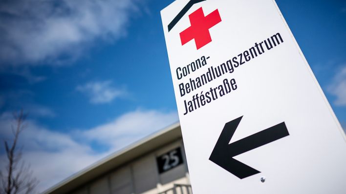 Berlin: Ein Schild weist zum "Corona- Behandlungszentrum Jaffestraße". Diese provisorische Klinik in der Halle 26 der Messe Berlin soll die Krankenhäuser der Stadt im Notfall und bei möglicher Überlastung ergänzen. (Quelle: dpa/Michael Kappeler)
