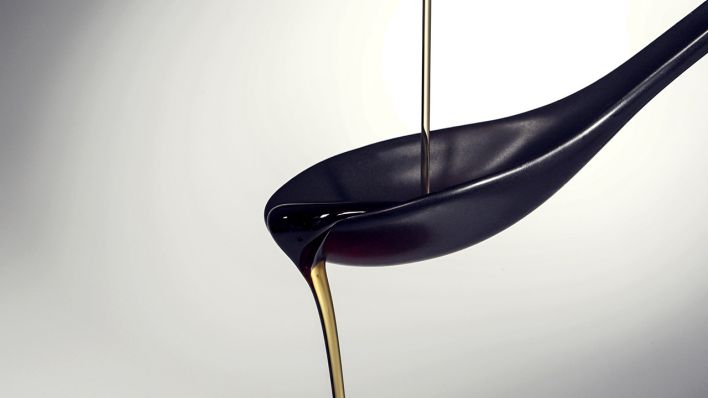 Symbolbild: Ein Löffel mit Sesamöl (Bild: dpa/Ralph Kerpa)
