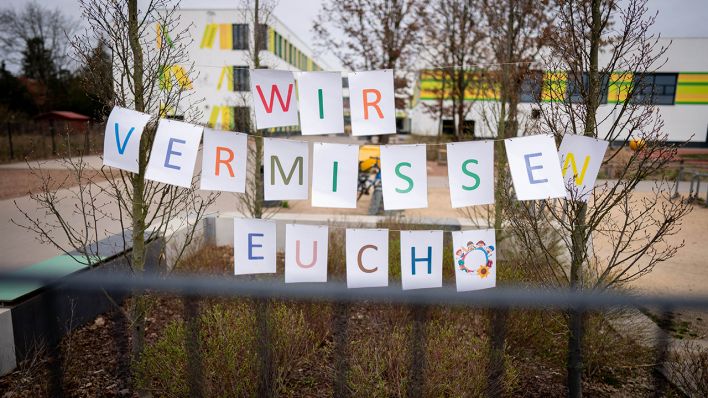 Archivfoto vom 02.04.20, Brandenburg, Oranienburg: "Wir vermissen euch" steht vor der Comenius Grundschule in Oranienburg (Quelle: dpa / Kay Nietfeld).