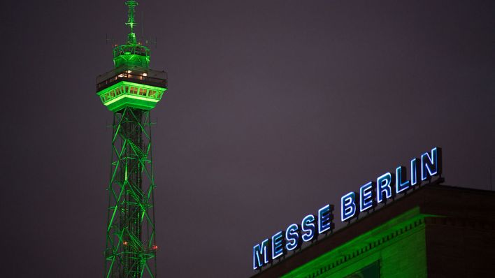 Archivbild: Der Funkturm ist während der Grünen Woche in den Hallen der Messe Berlin grün angeleuchtet. (Quelle: dpa/S. Stache)