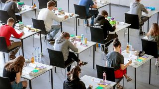 Symbolbild: In einem Gymnasium bereiten sich die Abiturienten auf den Beginn der schriftlichen Englisch-Prüfung vor. (Quelle: dpa/Wüstneck)