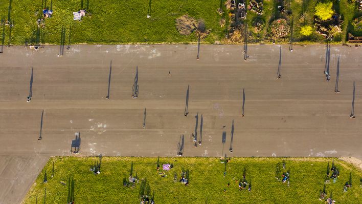 11.04.2020, Berlin: Menschen sind während des Sonnenuntergangs auf dem Tempelhofer Feld unterwegs (Quelle. dpa/Christophe Gateau)