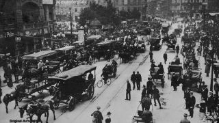 Archivbild: Das historische Foto zeigt die Personenbeförderung von Menschen mit Droschken und Pferde-F​uhrwerken in Berlin während des Verkehrsstreiks im Rahmen der Berliner Märzkämpfe 1919. (Quelle: dpa/S. Sauer)