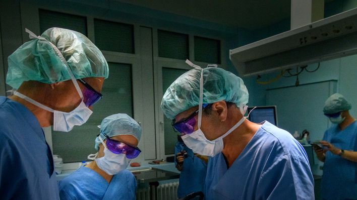 Symbolbild: Ein Aerzteteam bei einer Operation (Quelle: dpa/Hans Wiedl)