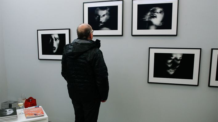 Ein Mann schaut sich die Ausstellung "Eins" von Katja Flint in der Galerie Semjon Contemporary an. (Quelle: dpa/Gerald Matzka)