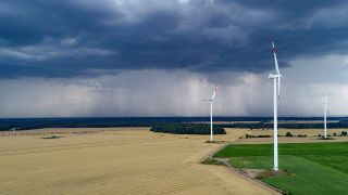 Gewitterwolken ziehen über die Landschaft im Landkreis Oder-Spree. (Quelle: dpa/Patrick Pleul)