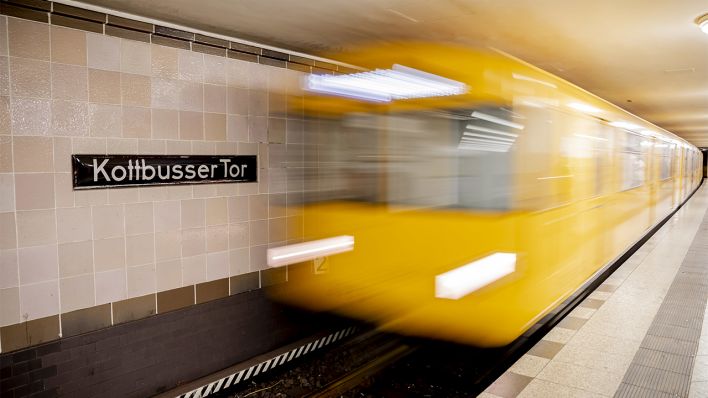 Eine U-Bahn der Linie 8 fährt in den Bahnhof Kottbusser Tor ein. (Quelle: dpa/Christoph Soeder)