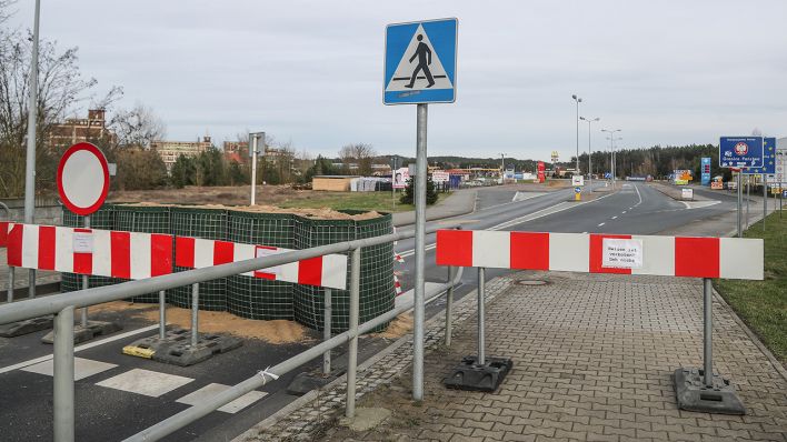 How are border closures enforced in the Schengen area given the large number of crossing points?