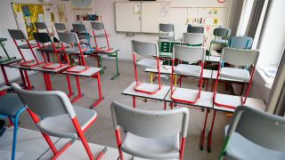 Stühle stehen in einer Schule im Berliner Stadtteil Friedenau auf den Tischen. (Quelle: dpa/Kay Nietfeld)