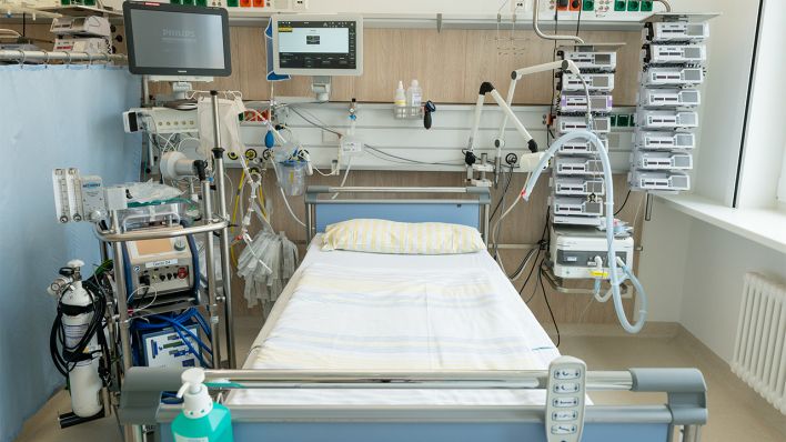 Symbolbild: Ein Intensivbett auf einer Intensivstation (Quelle: dpa/Ronald Bonß)