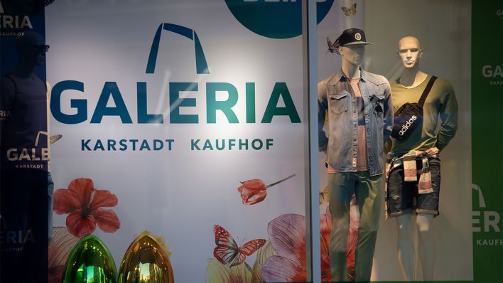 Das neue Firmenlogo in der Schaufensterdekoration der Galeria Karstadt Kaufhof-Filiale (Quelle: dpa/Malte Ossowski)