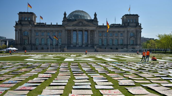 Kunstaktion - Friday for Future vor dem Bundestag am 24.04.2020 (Quelle: dpa/Reuhl)