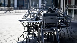 Stühle und Tische stehen vor einem geschlossenem Café auf dem Alexanderplatz (Bild: dpa/Britta Pedersen)