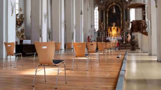Symbolbild: Stühle mit einem Mindestabstand stehen in der Kirche für Trauungen und Messen bereit. (Quelle: dpa)