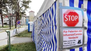 15.03.2020, Brandenburg, Treuenbrietzen: Ein Schild mit der Aufschrift «Stop. Für Patienten mit Influenza/Corona-Verdacht» ist an einem Zelt an der Einfahrt zum Johanniter-Krankenhaus angebracht. (Quelle: dpa/Stache)