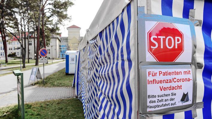 15.03.2020, Brandenburg, Treuenbrietzen: Ein Schild mit der Aufschrift «Stop. Für Patienten mit Influenza/Corona-Verdacht» ist an einem Zelt an der Einfahrt zum Johanniter-Krankenhaus angebracht. (Quelle: dpa/Stache)