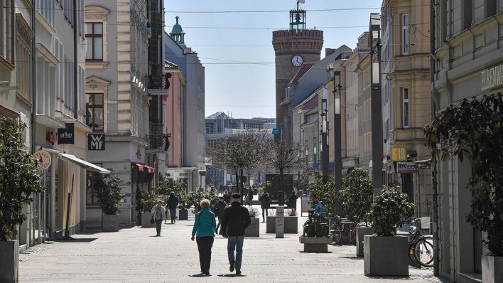 Nur wenige Menschen sind am Mittag in der Fußgängerzone der Spremberger Straße nahe dem Altmarkt unterwegs. (Quelle: dpa/P. Pleul)