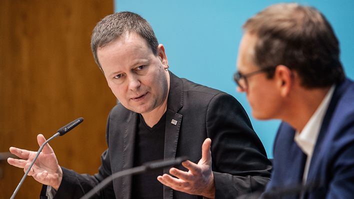 Klaus Lederer (Die Linke, l), Kultursenator von Berlin, bei einer Senatspressekonferenz (Quelle: dpa/Gateau)