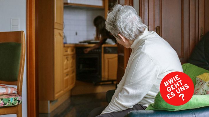 Symbolbild: Eine Seniorin sitzt in einer Wohnung in einem Sessel. (Quelle: dpa/Krämer)