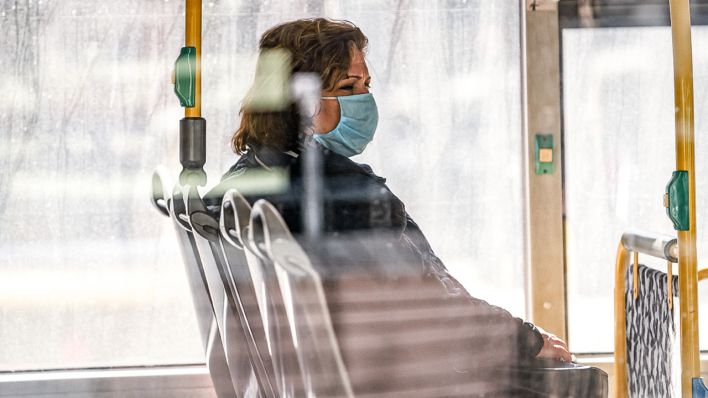 Eine Passagierin mit Gesichtsmaske in einem Bus der BVG. (Quelle: dpa/Binh Truong)