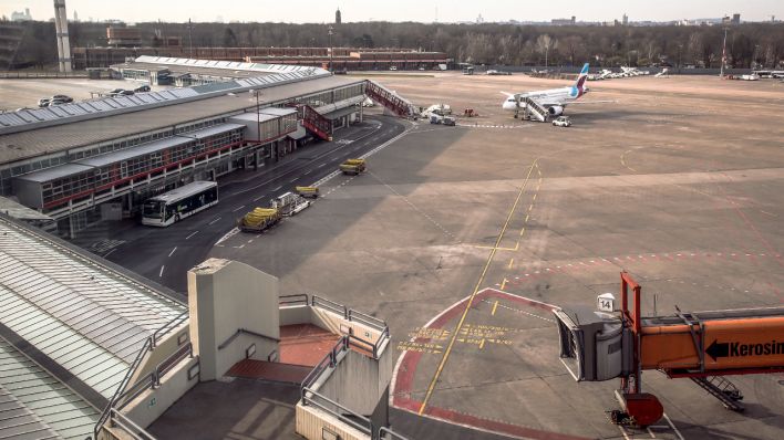 Berlin: Nur ein Flugzeug von Eurowings steht auf dem ansonsten leeren Rollfeld am Terminal E des Flughafens Tegel. (Quelle: dpa/Kumm)