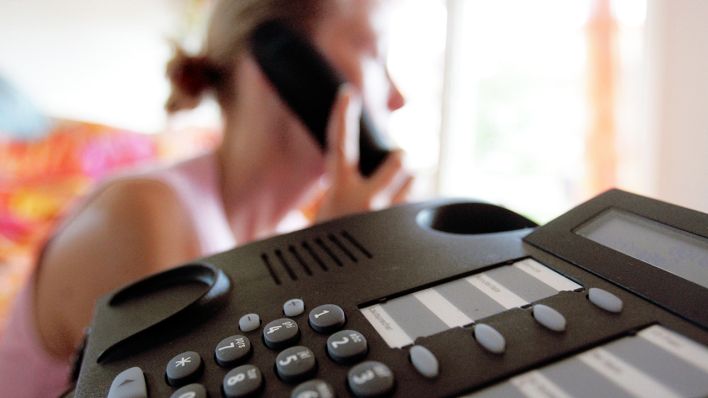 ARCHIV - Eine Frau telefoniert in einer Wohnung (Quelle: dpa/Deck)