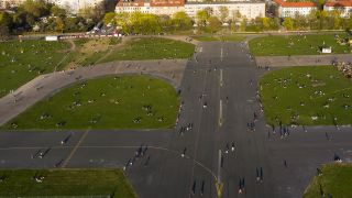 11.04.2020, Berlin: Zahlreiche Menschen sind während des Sonnenuntergangs auf dem Tempelhofer Feld unterwegs - im Hintergrund ist der Bezirk Neukölln zu sehen (Quelle: dpa / Paul Zinken).